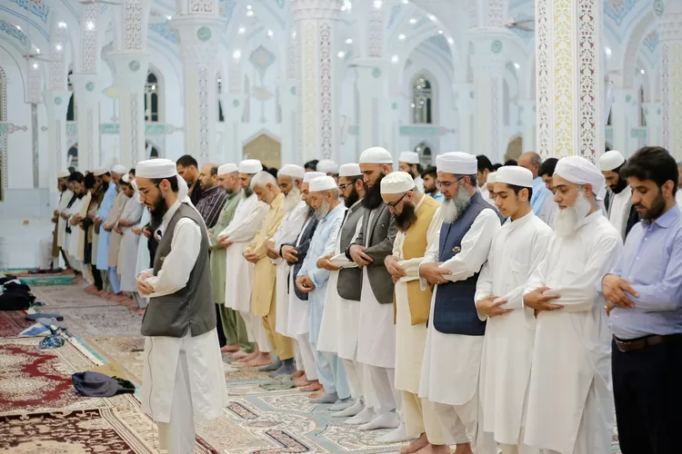 10 Hikmah Shalat Berjamaah di Masjid 10 Hikmah Shalat Berjamaah di Masjid